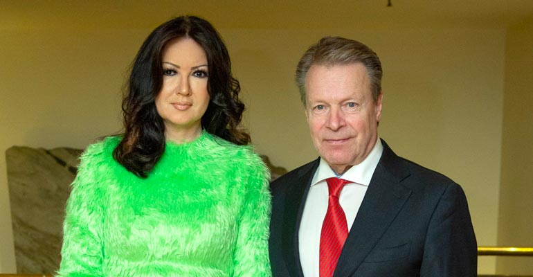 Ilkka Kanervan Elina-vaimo nauttii luksuksesta. Ilkka Kanervan Elina-vaimo nauttii luksuksesta.