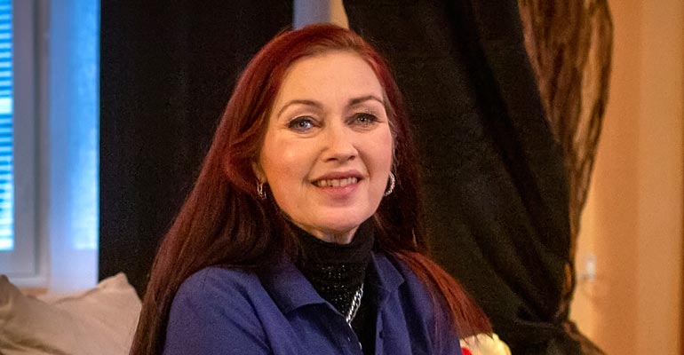 Saija Varjuksen sairaalareissu sai kuitenkin ikävän käänteen, kun hän kaatui sairaalan pihamaalla. Saija Varjuksen sairaalareissu sai kuitenkin ikävän käänteen, kun hän kaatui sairaalan pihamaalla.