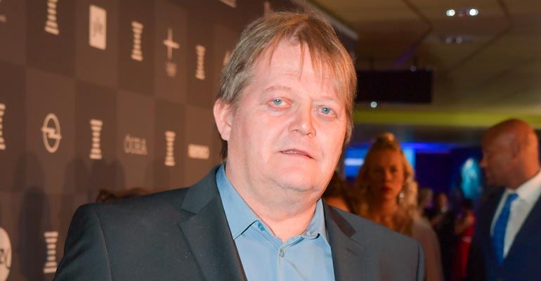 Seppo Räty ihmettelee kiekkojuniorin valmennusta. Seppo Räty ihmettelee kiekkojuniorin valmennusta.