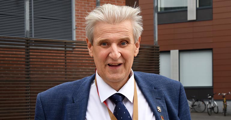 Carl Danhammer on joutumassa kodittomaksi. Carl Danhammer on joutumassa kodittomaksi.