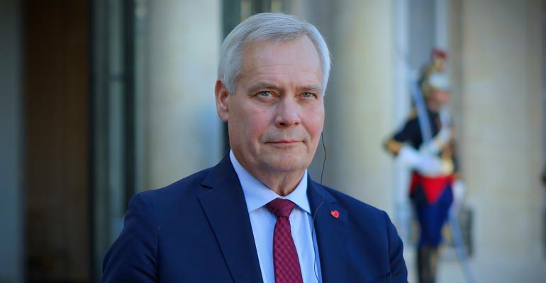 Antti Rinne keksi omat liikennesäännöt. Antti Rinne keksi omat liikennesäännöt.