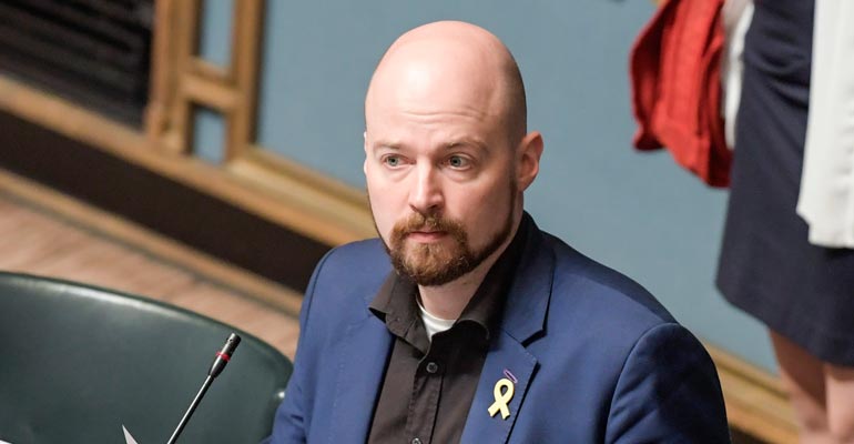 Mikko Kärnä joutui seksiviestikohun keskelle. Mikko Kärnä joutui seksiviestikohun keskelle.