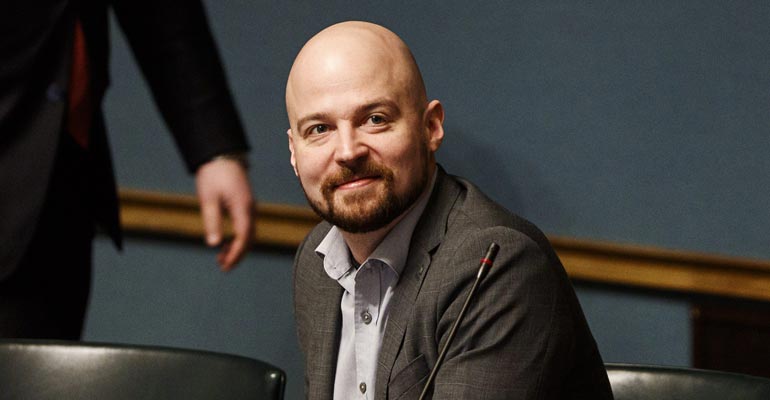 MIkko Kärnän kohu paisuu. MIkko Kärnän kohu paisuu.