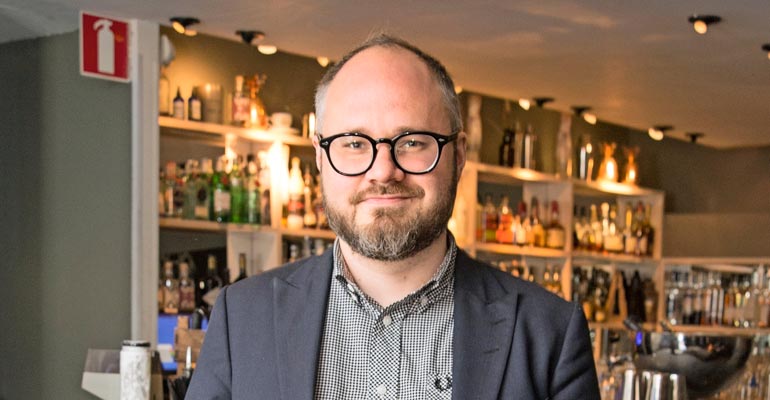 Tuomas Enbuske matkusti pummilla. Tuomas Enbuske matkusti pummilla.