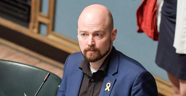 Pohjoissuomalainen nainen kertoo Mikko Kärnän olleen erään tunnetun pettäjäsivuston asiakas. Pohjoissuomalainen nainen kertoo Mikko Kärnän olleen erään tunnetun pettäjäsivuston asiakas.