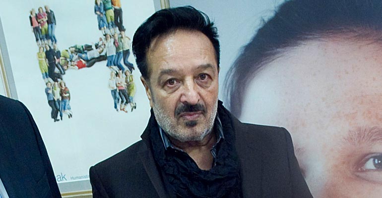 Veijo Baltzar remontoi taloaan. Veijo Baltzar remontoi taloaan.