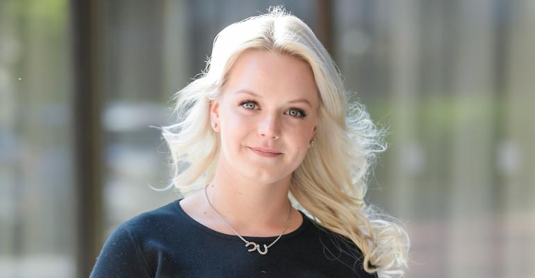 Emilia Pikkaraisen uusi rakas kauppaa sähköautoja. Emilia Pikkaraisen uusi rakas kauppaa sähköautoja.