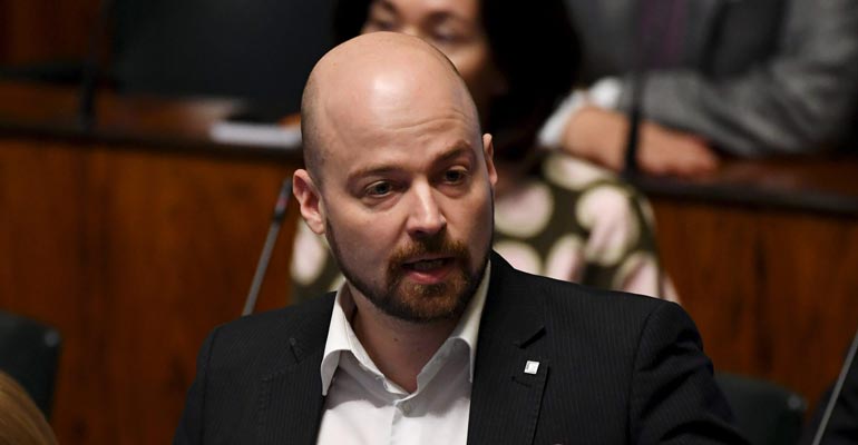 Mikko Kärnä vastaa tatuointisekoiluun. Mikko Kärnä vastaa tatuointisekoiluun.