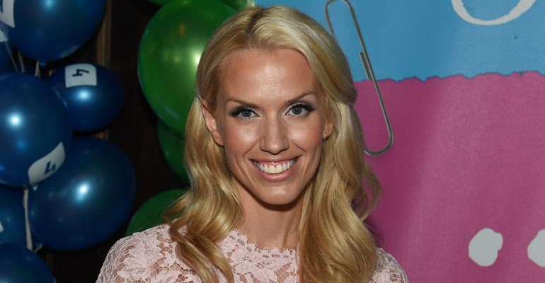 Piritta Hagmanin auto kaipaa pesua. Piritta Hagmanin auto kaipaa pesua.