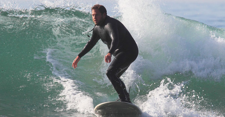 Jonah Hill surfaamassa Jonah Hill surfaamassa