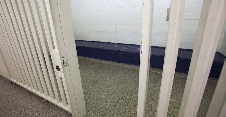 Nainen tuomittiin vankeuteen. Nainen tuomittiin vankeuteen.