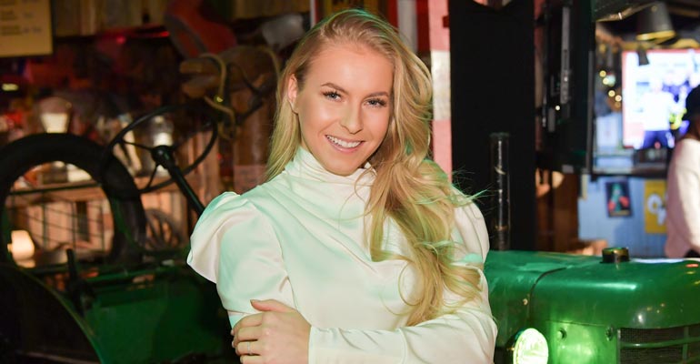Alina Voronkova etsii asuntoa. Alina Voronkova etsii asuntoa.