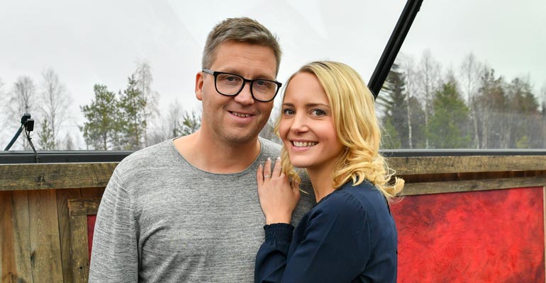 Ex-uimari Jani Sievisen ja hänen opettajarakkaansa Maria Nyqvistin häät siirtyvät koronan takia. Ex-uimari Jani Sievisen ja hänen opettajarakkaansa Maria Nyqvistin häät siirtyvät koronan takia.