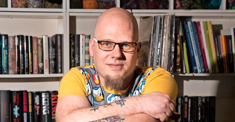 Henryn käsivarressa komeilee suuri Mental Samurai -tatuointi. Henryn käsivarressa komeilee suuri Mental Samurai -tatuointi.
