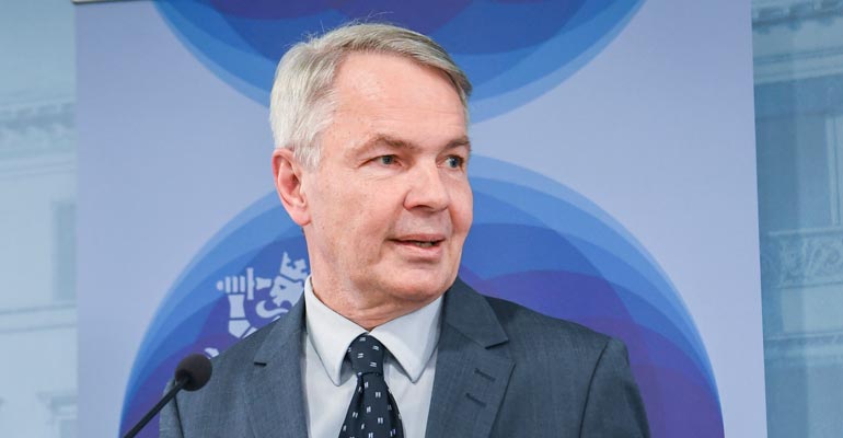 Pekka Haavisto viihtyy avustajansa kanssa. Pekka Haavisto viihtyy avustajansa kanssa.