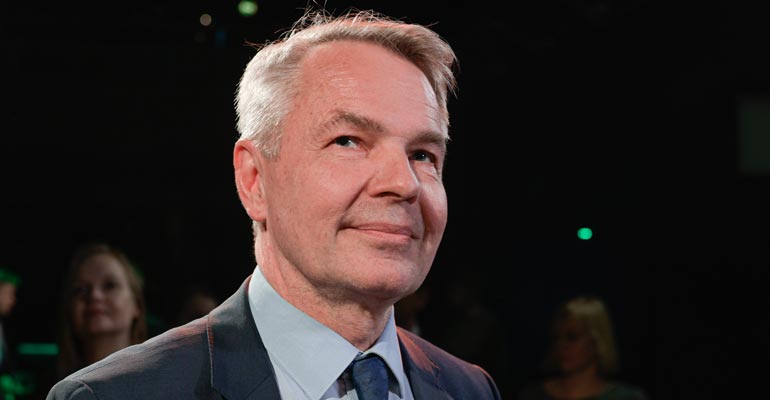 Pekka Haavisto matkustaa avustajansa kanssa. Pekka Haavisto matkustaa avustajansa kanssa.