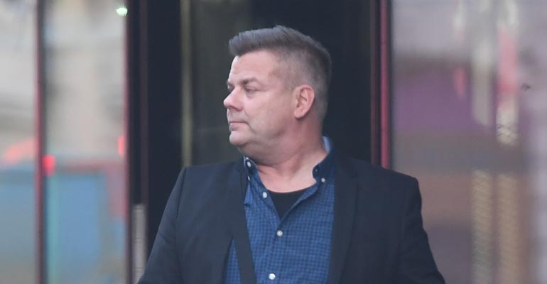 Jari Sillanpää vilkuili alati ympärilleen ja poltteli ketjussa tupakkaa. Jari Sillanpää vilkuili alati ympärilleen ja poltteli ketjussa tupakkaa.