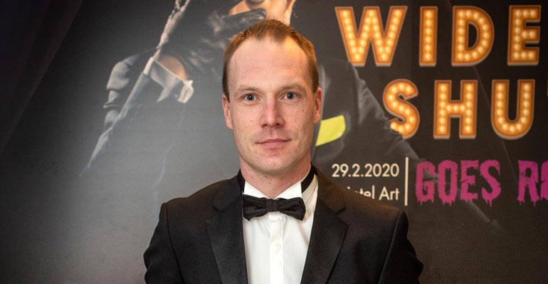 Jari-Matti Latvala varoo nettideittailua. Jari-Matti Latvala varoo nettideittailua.