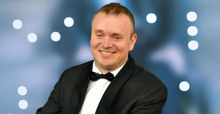 Suomi teki historiaa! Petri Poikolaisen tähdittämä elokuva voitti Venetsian elokuvajuhlien yleisöpalkinnon! - Vimarsana News