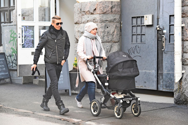 Pari lähti kävellen kohti keskustaa. Rattaissa oli puolivuotias tyttölapsi.