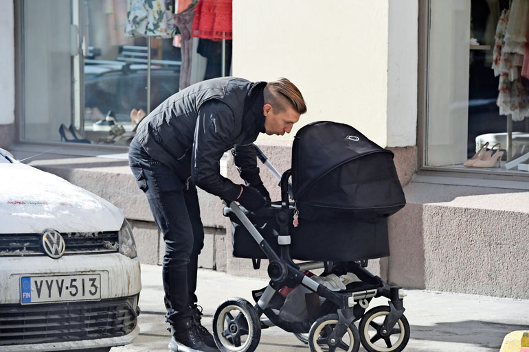 Jarkko esitteli pienokaiselle myös vihellystaitojaan.