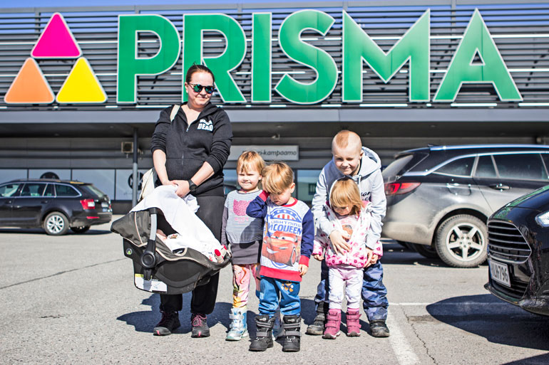 Äiti Terhi ja lapset Joanna, Juno, Martta ja Marcos Numminen ihmettelevät taivaan tuuleen kadonneen voittopotin mysteeriä.