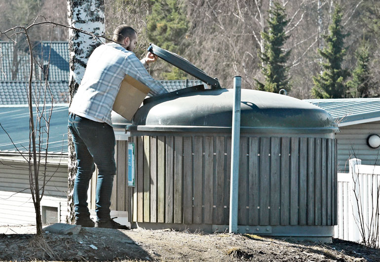 Ari Koponen heitti lahjoitetut kirjat roskiin.