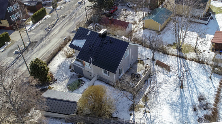 Talossa on viihtyisä terassi, jossa Kai ja Sanni voivat rentoutua kesäisin.