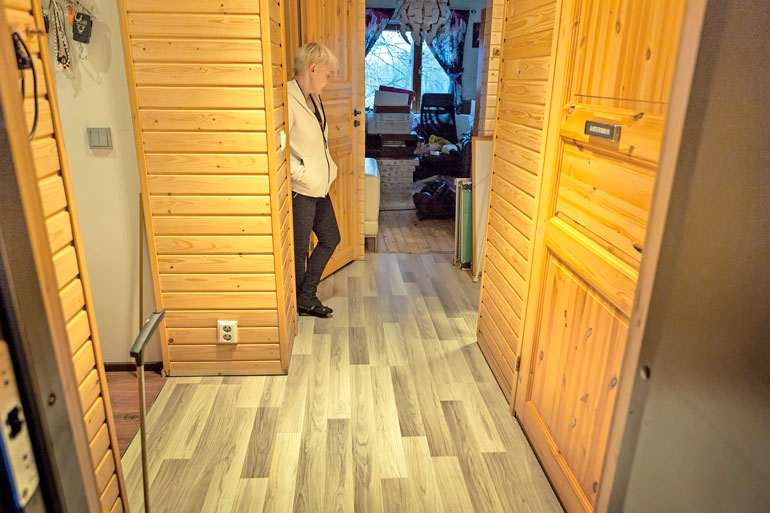 Kun Satu palasi kotiinsa viime perjantaina, eteinen oli veren peitossa. Hän alkoi heti siivota ja remontoida asuntoa kuntoon. – En halua spekuloida, mutta sellaisia jälkiä ei ampumisesta synny.