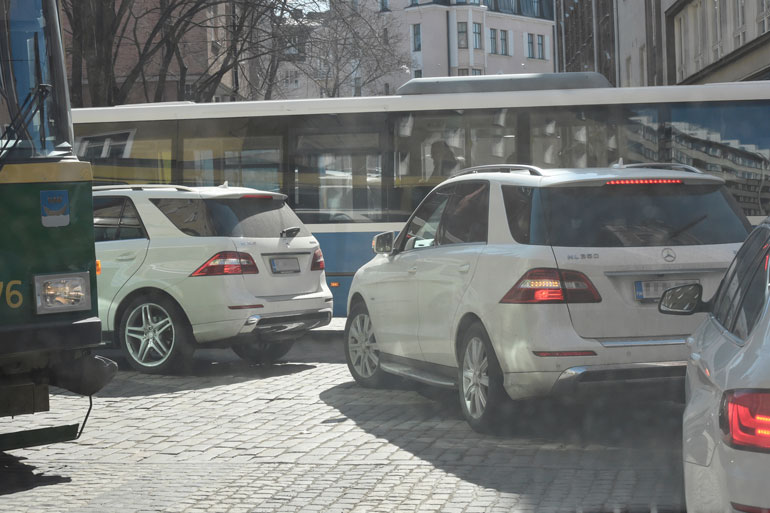 Nanna Karalahti ja Martina Aitolehti kurvailivat peräkkäin ökymersuillaan Helsingin keskustassa.