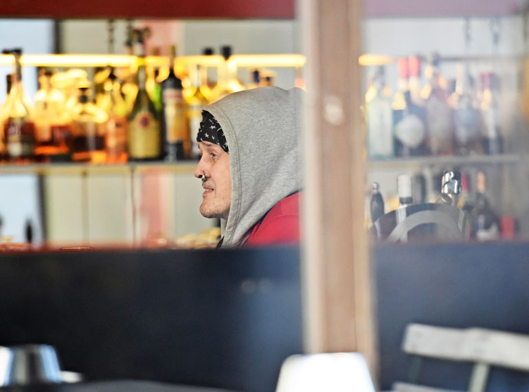 Parin huikan jälkeen Andy ryhtyi juttelemaan iloisesti muiden baarikärpästen kanssa.