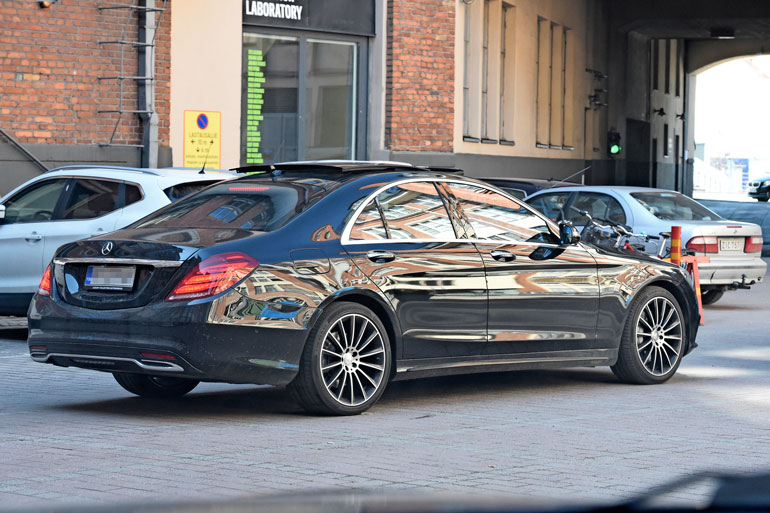 Mercedes-Benz S 350 on näyttävä luksusauto, josta löytyy paljon varusteluherkkuja.