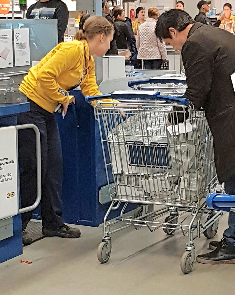 Sedu Koskinen osti juomalaseja.