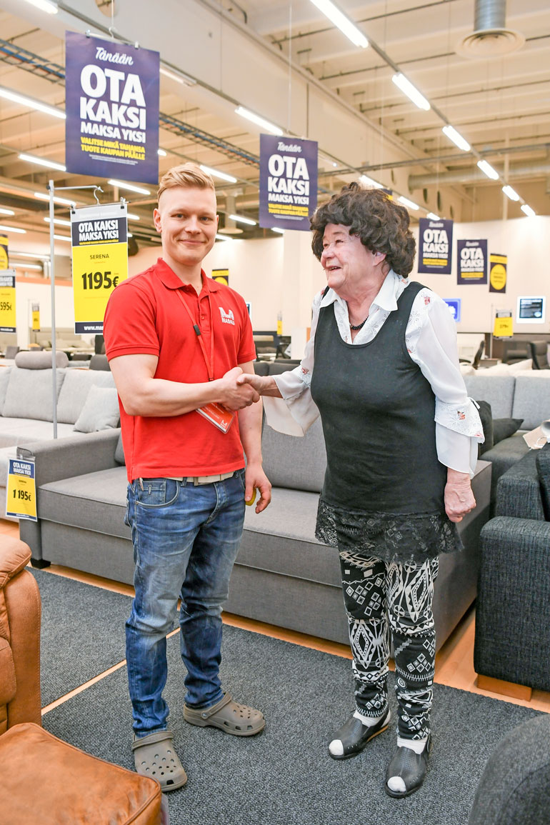 Joensuun Maskun myymäläpäällikkö Jani-Pekka Mustonen lahjoitti Serena-vuodesohvan Leenalle.