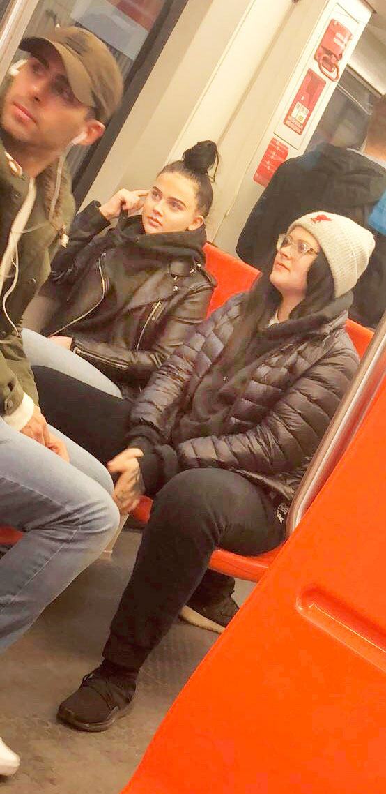 Sara Forsberg matkusti metrossa.