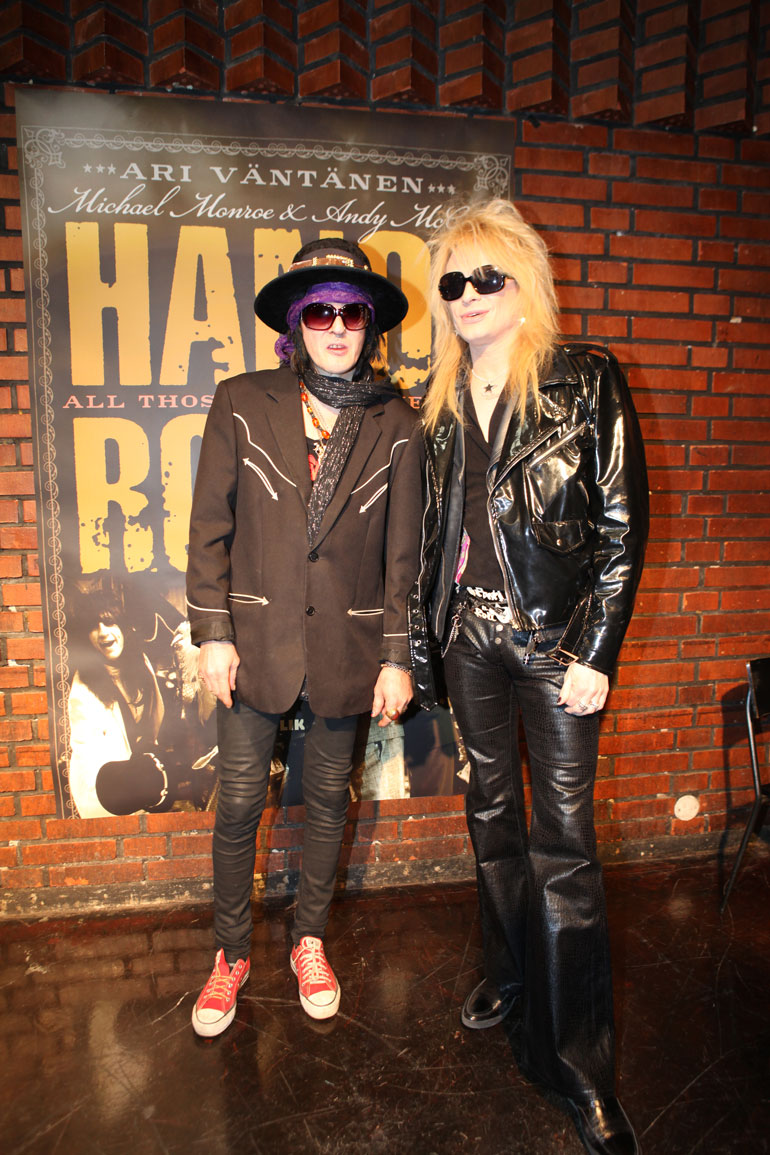 Hanoi Rocksin Andy McCoy ja Michael Monroe ovat Alicen kavereita. – Maailma kaipaa lisää heidän kaltaisiaan, nykyajan hajuttomiin ja mauttomiin rockbändeihin pettynyt Alice pohtii.