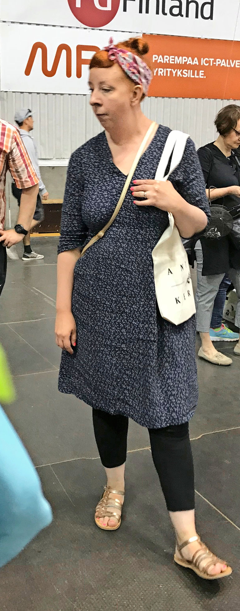 Jenni Kokander kirpputorilla.