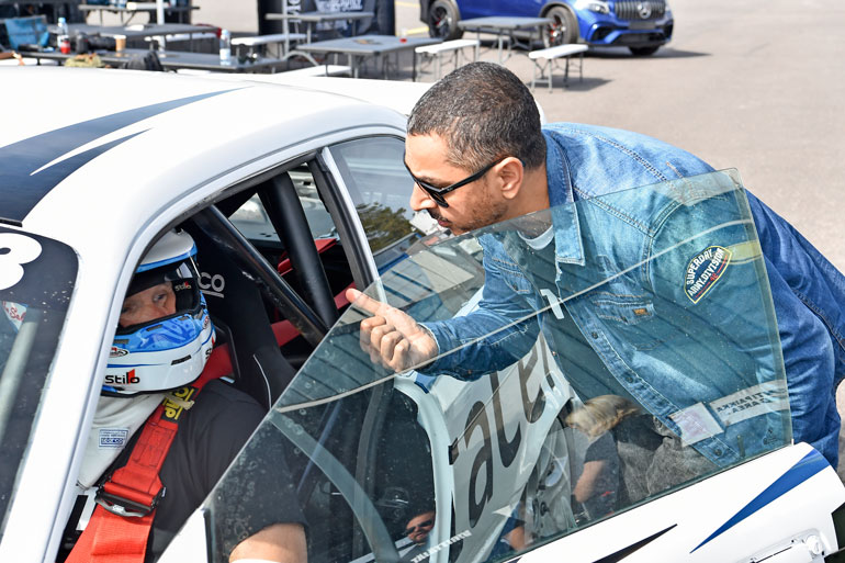 Arman sai Mika Salolta vinkkejä ennen omaa vuoroaan. Ex-F1-tähti korosti rentouden merkitystä. – Kun tähdätään hyvään aikaan, yliyrittäminen voi kostautua, hän sanoi.