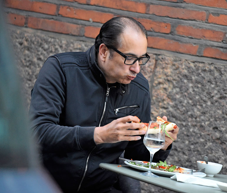 Heikki Lampela söi lounasta.