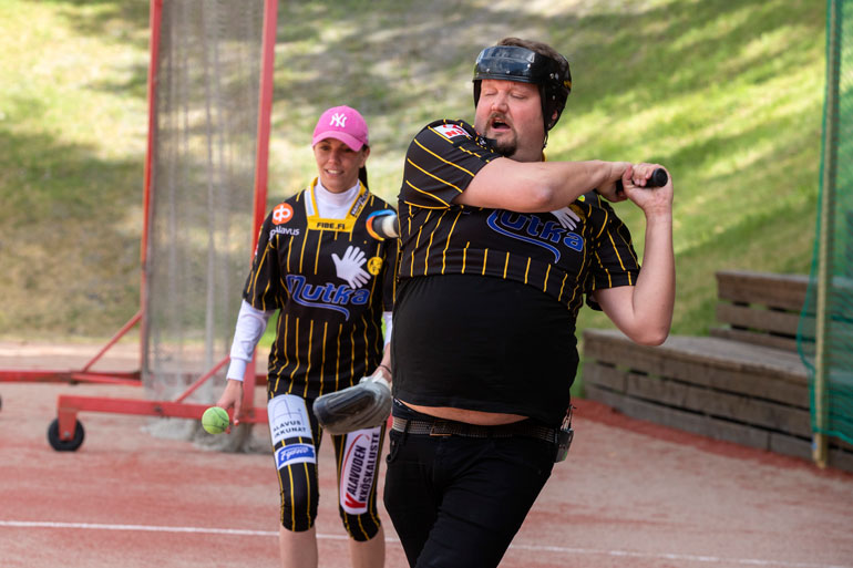 Sami Hedberg poltti kaloreita pesäpallokentällä.
