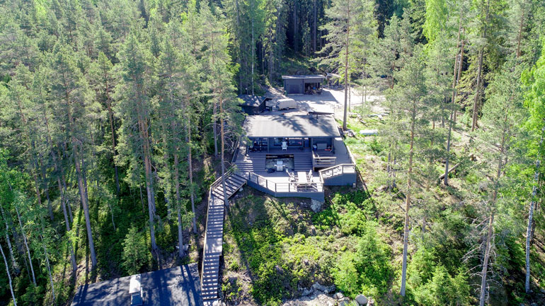 Päämökin edustalla on iso terassi, joka tarjoaa miellyttävän paikan grillailuun.
