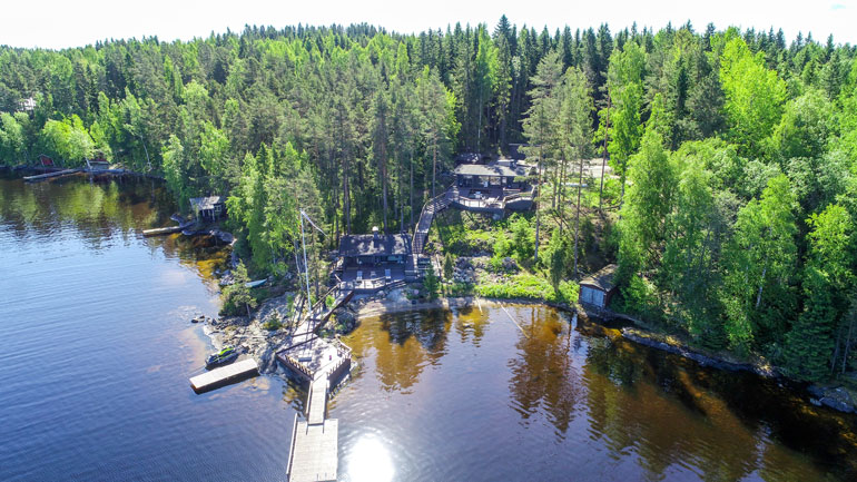 Villen komea kesäpaikka sijaitsee Tampereen Teiskossa. Mökiltä on matkaa perheen kaupunkikotiin reilut 20 kilometriä.