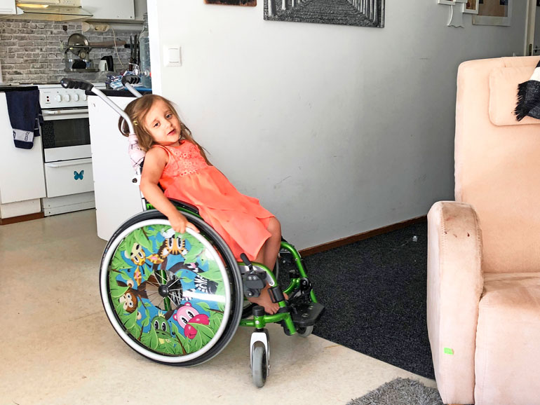 Kesäisin Neelan vaatetusta ei tarvitse varoa, mutta talvella pelkän toppapuvun pukeminen voi katkaista hauraat luut.