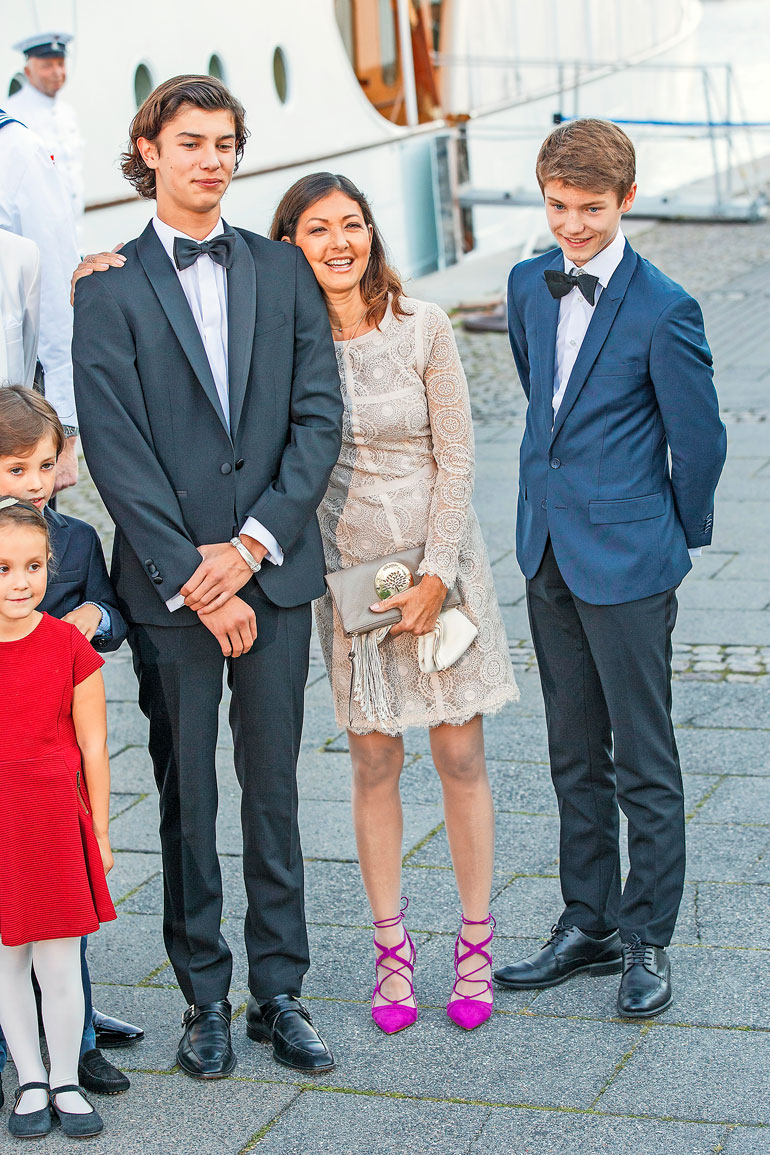 Alexandralla on kaksi poikaa prinssi Joachimin kanssa, Nikolai ja Felix.