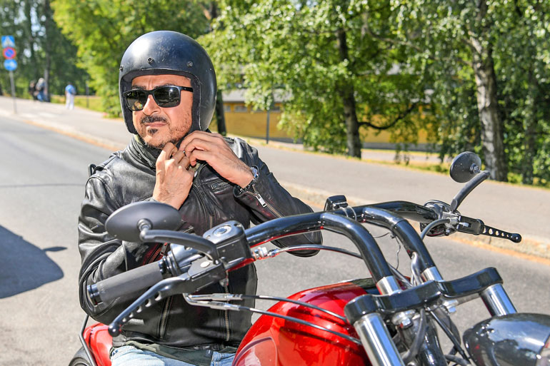 Käsintehty Harley-Davidson on joutunut odottamaan isäntäänsä pitkään tallissa.