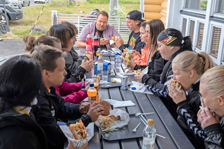 Treenien jälkeen Alavuden pesisnaisille maistuivat Samin loihtimat hampurilaiset. – Eikö olekin hyvää, Sami uteli pelaajilta syömisen lomassa.