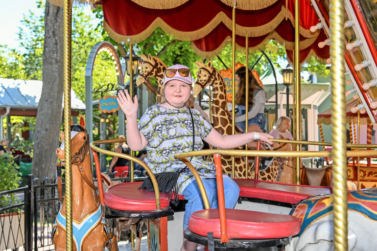 Iiris poseeraa kuvaajalle, kuten kuka tahansa prinsessa: kuninkaallisesti vilkuttaen. Ollaanhan Ruotsin kuningaskunnassa.