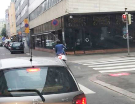 – Kyllä Jugner kaasutteli kuvaushetkeellä niin kovaa kuin Vespalla vain pääsee, lukija kuvailee.