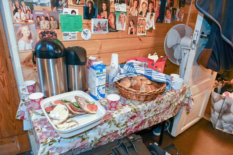 Kyösti Mäkimattilan takahuoneessa on hyvät tarjoilut.