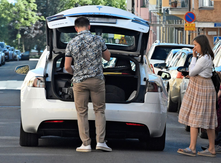 Maria katseli vierestä, kun Reino muutti Teslansa tilavaksi perheautoksi.